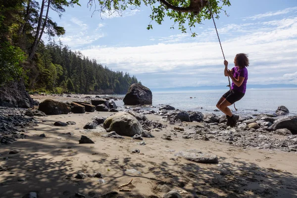 Fille Balançant Sur Une Balançoire Corde Une Belle Plage Sable — Photo