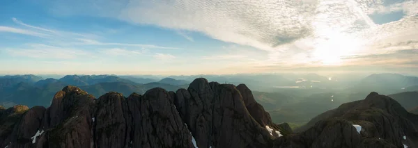 Gyönyörű Légi Panoráma Kanadai Mountain Landscape Közben Élénk Nyári Naplemente — Stock Fotó