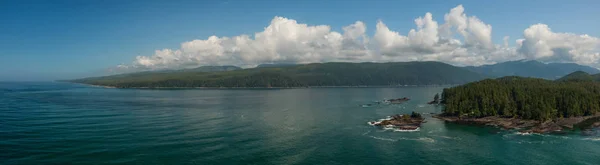 美丽的空中全景景观落基太平洋海岸在南温哥华岛在一个阳光明媚的夏日 拍摄于加拿大不列颠哥伦比亚省维多利亚尔和伦弗鲁港之间 — 图库照片