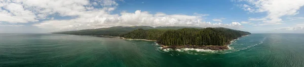 美丽的空中全景景观落基太平洋海岸在南温哥华岛在一个阳光明媚的夏日 拍摄于加拿大不列颠哥伦比亚省维多利亚尔和伦弗鲁港之间 — 图库照片