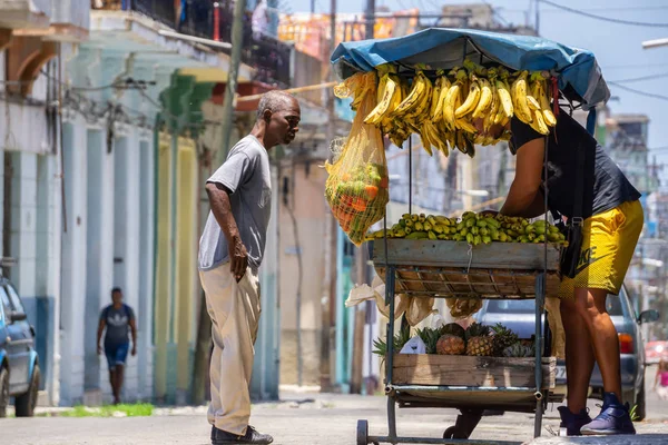 Havana Cuba Mei 2019 Verkoper Verkoopt Fruit Straten Van Oude — Stockfoto