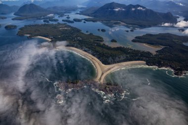 Güneşli bir yaz sabahı Pasifik Okyanusu Kıyısında güzel Plaj havadan görünümü. Tofino, Vancouver Island, British Columbia, Kanada'da çekildi.