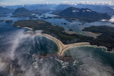 Güneşli bir yaz sabahı Pasifik Okyanusu Kıyısında güzel Plaj havadan görünümü. Tofino, Vancouver Island, British Columbia, Kanada'da çekildi.