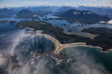 Güneşli bir yaz sabahı Pasifik Okyanusu Kıyısında güzel Plaj havadan görünümü. Tofino, Vancouver Island, British Columbia, Kanada'da çekildi.