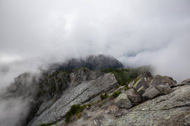 Bulutlu bir yaz sabahı sırasında Kanada Dağ Manzara Güzel Görünümü. Crown Mountain, North Vancouver, British Columbia, Kanada'da ele alındı.