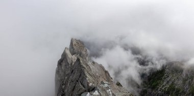 Bulutlu bir yaz sabahı sırasında Kanada Dağ Manzara Güzel Görünümü. Crown Mountain, North Vancouver, British Columbia, Kanada'da ele alındı.
