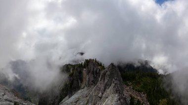 Bulutlu bir yaz sabahı Sırasında Kanada Dağ Manzara Güzel Panoramik Görünümü. Crown Mountain, North Vancouver, British Columbia, Kanada'da ele alındı.
