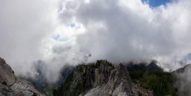 Bulutlu bir yaz sabahı Sırasında Kanada Dağ Manzara Güzel Panoramik Görünümü. Crown Mountain, North Vancouver, British Columbia, Kanada'da ele alındı.