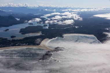 Güneşli bir yaz sabahı Pasifik Okyanusu Kıyısında güzel Plaj havadan görünümü. Tofino, Vancouver Island, British Columbia, Kanada'da çekildi.
