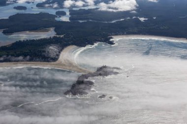 Güneşli bir yaz sabahı Pasifik Okyanusu Kıyısında güzel Plaj havadan görünümü. Tofino, Vancouver Island, British Columbia, Kanada'da çekildi.