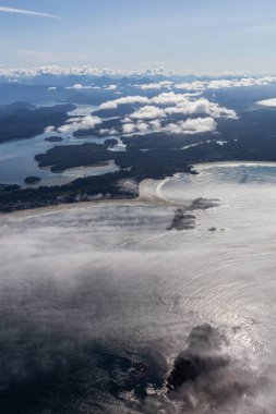 Güneşli bir yaz sabahı Pasifik Okyanusu Kıyısında güzel Plaj havadan görünümü. Tofino, Vancouver Island, British Columbia, Kanada'da çekildi.