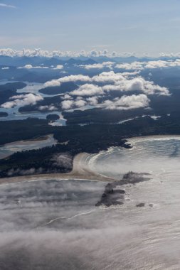 Güneşli bir yaz sabahı Pasifik Okyanusu Kıyısında güzel Plaj havadan görünümü. Tofino, Vancouver Island, British Columbia, Kanada'da çekildi.