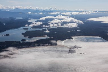 Güneşli bir yaz sabahı Pasifik Okyanusu Kıyısında güzel Plaj havadan görünümü. Tofino, Vancouver Island, British Columbia, Kanada'da çekildi.