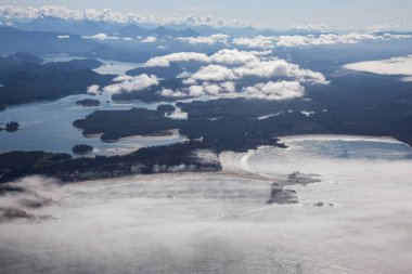 Güneşli bir yaz sabahı Pasifik Okyanusu Kıyısında güzel Plaj havadan görünümü. Tofino, Vancouver Island, British Columbia, Kanada'da çekildi.