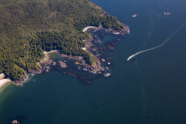 Güneşli bir yaz sabahı güzel bir Pasifik Okyanusu Sahili havadan görünümü. Vargas Adası'nda çekilen, Tofino yakınlarındaki, Vancouver Adası, M.Ö..