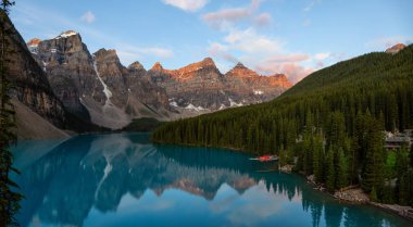 Moraine Gölü 'ndeki Iconic Famous Place' in güzel panoramik manzarası, canlı bir yaz gündoğumu sırasında. Banff Ulusal Parkı, Alberta, Kanada.