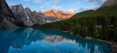 Moraine Gölü 'ndeki Iconic Famous Place' in güzel panoramik manzarası, canlı bir yaz gündoğumu sırasında. Banff Ulusal Parkı, Alberta, Kanada.