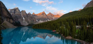 Moraine Gölü 'ndeki Iconic Famous Place' in güzel panoramik manzarası, canlı bir yaz gündoğumu sırasında. Banff Ulusal Parkı, Alberta, Kanada.