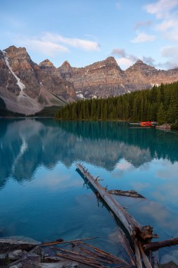 Canlı bir yaz gün doğumu sırasında Bir Iconic Famous Place, Moraine Gölü, güzel bir görünüm. Banff National Park, Alberta, Kanada'da bulunan.
