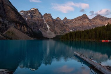 Canlı bir yaz gün doğumu sırasında Bir Iconic Famous Place, Moraine Gölü, güzel bir görünüm. Banff National Park, Alberta, Kanada'da bulunan.
