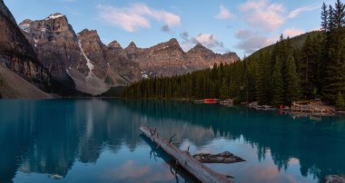 Canlı bir yaz gün doğumu sırasında Bir Iconic Famous Place, Moraine Gölü, güzel bir görünüm. Banff National Park, Alberta, Kanada'da bulunan.