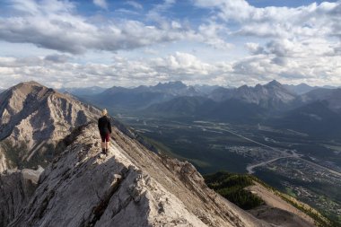 Maceracı Kız bulutlu ve yağmurlu bir gün boyunca kayalık bir dağkadar yürüyüş olduğunu. Lady Macdonald, Canmore, Alberta, Kanada'dan alındı.