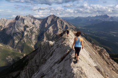 Maceracı Kız bulutlu ve yağmurlu bir gün boyunca kayalık bir dağkadar yürüyüş olduğunu. Lady Macdonald, Canmore, Alberta, Kanada'dan alındı.