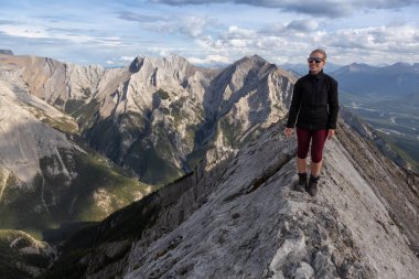 Maceracı Kız bulutlu ve yağmurlu bir gün boyunca kayalık bir dağkadar yürüyüş olduğunu. Lady Macdonald, Canmore, Alberta, Kanada'dan alındı.