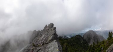 Bulutlu bir yaz sabahı Sırasında Kanada Dağ Manzara Güzel Panoramik Görünümü. Crown Mountain, North Vancouver, British Columbia, Kanada'da ele alındı.