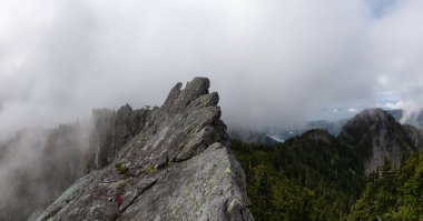 Bulutlu bir yaz sabahı Sırasında Kanada Dağ Manzara Güzel Panoramik Görünümü. Crown Mountain, North Vancouver, British Columbia, Kanada'da ele alındı.