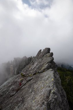 Bulutlu bir yaz sabahı sırasında Kanada Dağ Manzara Güzel Görünümü. Crown Mountain, North Vancouver, British Columbia, Kanada'da ele alındı.