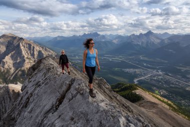 Maceracı Kız bulutlu ve yağmurlu bir gün boyunca kayalık bir dağkadar yürüyüş olduğunu. Lady Macdonald, Canmore, Alberta, Kanada'dan alındı.