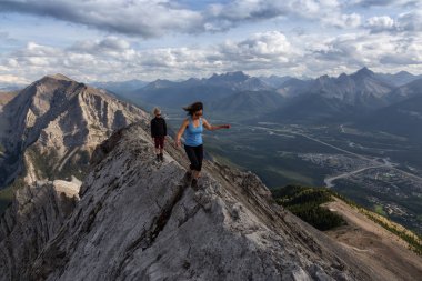 Maceracı Kız bulutlu ve yağmurlu bir gün boyunca kayalık bir dağkadar yürüyüş olduğunu. Lady Macdonald, Canmore, Alberta, Kanada'dan alındı.