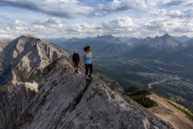Maceracı Kız bulutlu ve yağmurlu bir gün boyunca kayalık bir dağkadar yürüyüş olduğunu. Lady Macdonald, Canmore, Alberta, Kanada'dan alındı.