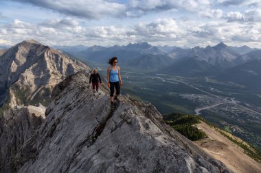 Maceracı Kız bulutlu ve yağmurlu bir gün boyunca kayalık bir dağkadar yürüyüş olduğunu. Lady Macdonald, Canmore, Alberta, Kanada'dan alındı.