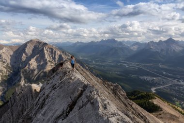 Maceracı Kız bulutlu ve yağmurlu bir gün boyunca kayalık bir dağkadar yürüyüş olduğunu. Lady Macdonald, Canmore, Alberta, Kanada'dan alındı.