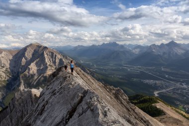 Maceracı Kız bulutlu ve yağmurlu bir gün boyunca kayalık bir dağkadar yürüyüş olduğunu. Lady Macdonald, Canmore, Alberta, Kanada'dan alındı.