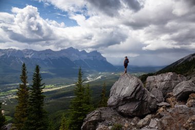 Maceracı Kız bulutlu ve yağmurlu bir gün boyunca kayalık bir dağkadar yürüyüş olduğunu. Lady Macdonald, Canmore, Alberta, Kanada'dan alındı.