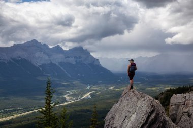 Maceracı Kız bulutlu ve yağmurlu bir gün boyunca kayalık bir dağkadar yürüyüş olduğunu. Lady Macdonald, Canmore, Alberta, Kanada'dan alındı.