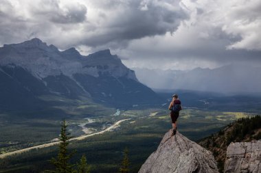Maceracı Kız bulutlu ve yağmurlu bir gün boyunca kayalık bir dağkadar yürüyüş olduğunu. Lady Macdonald, Canmore, Alberta, Kanada'dan alındı.