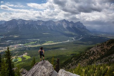 Maceracı Kız bulutlu ve yağmurlu bir gün boyunca kayalık bir dağkadar yürüyüş olduğunu. Lady Macdonald, Canmore, Alberta, Kanada'dan alındı.