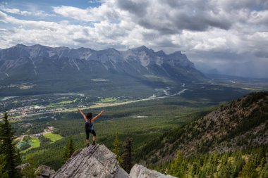 Maceracı Kız bulutlu ve yağmurlu bir gün boyunca kayalık bir dağkadar yürüyüş olduğunu. Lady Macdonald, Canmore, Alberta, Kanada'dan alındı.