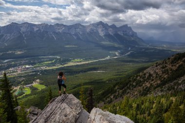 Maceracı Kız bulutlu ve yağmurlu bir gün boyunca kayalık bir dağkadar yürüyüş olduğunu. Lady Macdonald, Canmore, Alberta, Kanada'dan alındı.