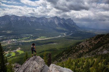 Maceracı Kız bulutlu ve yağmurlu bir gün boyunca kayalık bir dağkadar yürüyüş olduğunu. Lady Macdonald, Canmore, Alberta, Kanada'dan alındı.