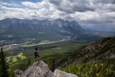 Maceracı Kız bulutlu ve yağmurlu bir gün boyunca kayalık bir dağkadar yürüyüş olduğunu. Lady Macdonald, Canmore, Alberta, Kanada'dan alındı.