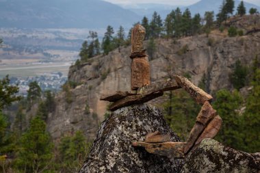 Bulutlu bir yaz sabahı doğada dengeleme kayalar yığını. Alınan Skaha Bluffs Provincial Park, Penticton, British Columbia, Kanada.