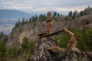 Bulutlu bir yaz sabahı doğada dengeleme kayalar yığını. Alınan Skaha Bluffs Provincial Park, Penticton, British Columbia, Kanada.