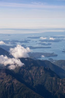 Güneşli bir yaz sabahı Pasifik Okyanusu Kıyısında Güzel Kıyı Dağları Havadan Manzara Görünümü. Tofino ve Ucluelet yakınlarında çekilmiş, Vancouver Adası, British Columbia, Kanada.