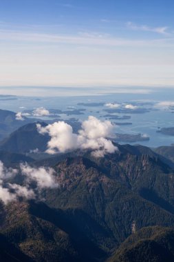 Güneşli bir yaz sabahı Pasifik Okyanusu Kıyısında Güzel Kıyı Dağları Havadan Manzara Görünümü. Tofino ve Ucluelet yakınlarında çekilmiş, Vancouver Adası, British Columbia, Kanada.