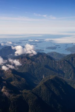 Güneşli bir yaz sabahı Pasifik Okyanusu Kıyısında Güzel Kıyı Dağları Havadan Manzara Görünümü. Tofino ve Ucluelet yakınlarında çekilmiş, Vancouver Adası, British Columbia, Kanada.